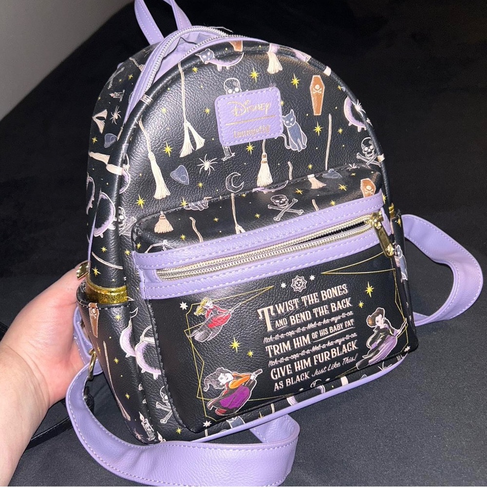 Disney Loungefly hocus pocus backpack
NWOT and glow in the dark!